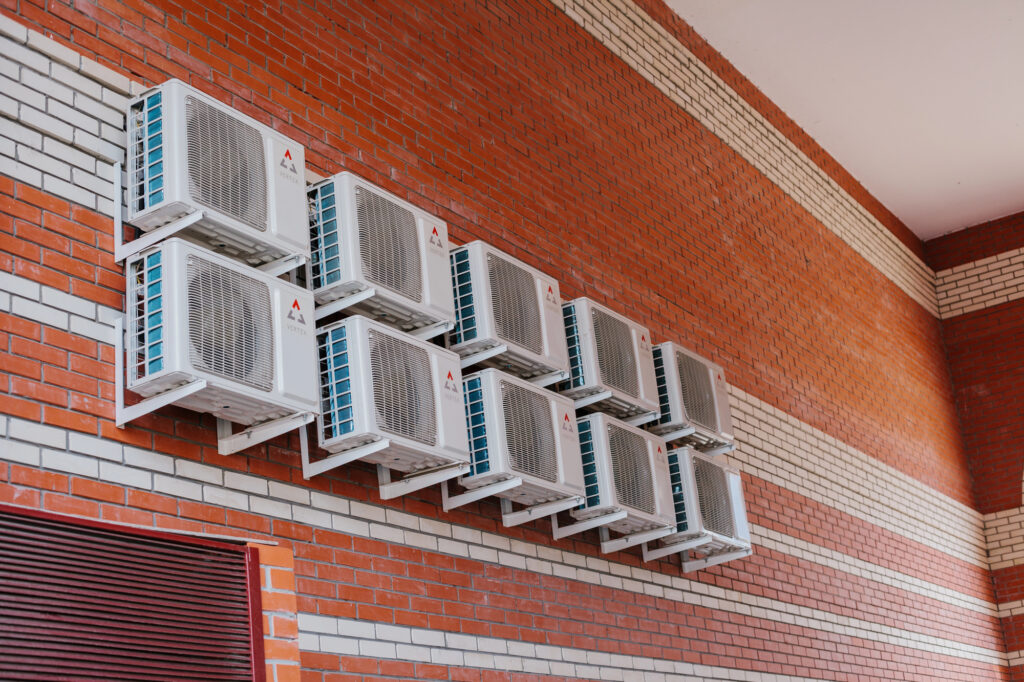klimatyzatory-scienne-na-ceglanej-scianie